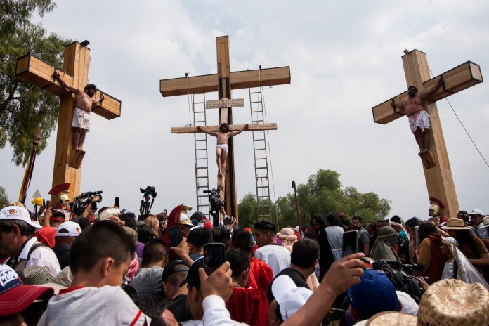 CIUDAD DE MÉXICO, 19ABRIL2019.- Fue realizada la 176 representación de la Pasión de Cristo en Iztapalapa. Con las calles repletas de espectadores, habitantes de la alcaldía teatralizaron el juicio y trayecto de Jesús de Nazaret a la cruz. FOTO: GALO CAÑAS /CUARTOSCURO.COM