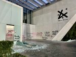 Manifestación contra la gentrificación deja destrozos en el MUAC y estaciones del Metrobús