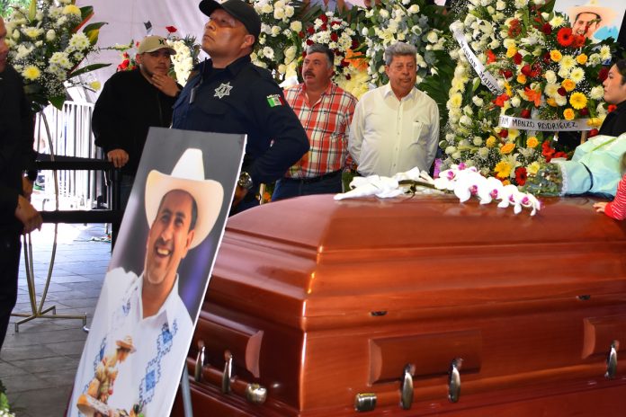 Claman justicia por asesinato de alcalde en México y exigen dimisión de Claudia Sheinbaum