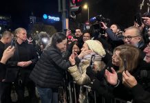 María Corina Machado llega a Oslo y saluda a simpatizantes desde el Grand Hotel