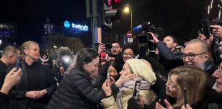 María Corina Machado llega a Oslo y saluda a simpatizantes desde el Grand Hotel