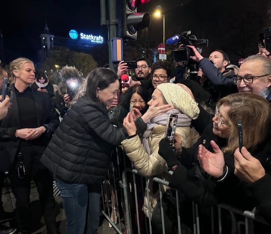 María Corina Machado llega a Oslo y saluda a simpatizantes desde el Grand Hotel