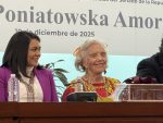 “Faltó oír a mujeres y jóvenes”: Elena Poniatowska lanza crítica a López Obrador en develación de su sala en el Senado