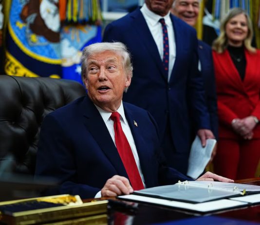 Trump declara emergencia nacional y amenaza con aranceles a países que suministren petróleo a Cuba