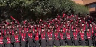 Colapsa grada durante foto de graduación en la Ibero; 33 personas reciben atención médica