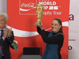Levanta Sheinbaum la Copa Mundial a 100 días del inicio del torneo