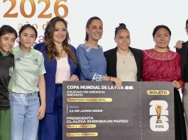 Sheinbaum entrega su boleto para la inauguración del Mundial a ganadora de concurso nacional