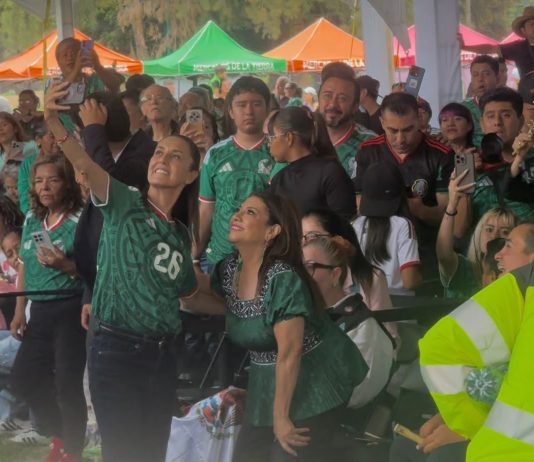 Sheinbaum sorprende en el Deportivo Hermanos Galeana para alentar a México en su debut mundialista