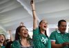 Sheinbaum se funde con la afición para celebrar la histórica victoria de México
