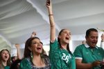 Sheinbaum se funde con la afición para celebrar la histórica victoria de México