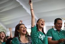 Sheinbaum se funde con la afición para celebrar la histórica victoria de México