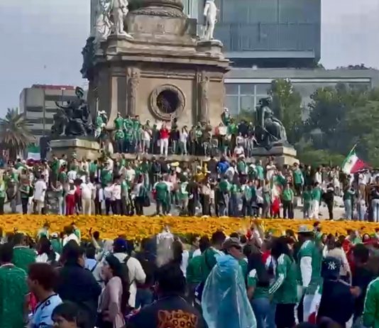 El Ángel fue una fiesta: miles celebran bajo la lluvia el debut triunfal de México