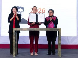 Sheinbaum firma decreto para blindar la transparencia y limitar la reserva de información pública