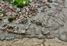 Himalaya enfrenta nueva amenaza de inundaciones mientras casi mil personas siguen desaparecidas