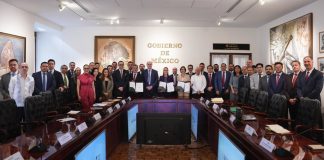 Gasolina regular seguirá debajo de $24 y diésel de $27; Sheinbaum renueva acuerdo con gasolineros