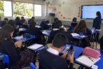 Jonathan Haidt pide a Sheinbaum prohibir celulares en escuelas y redes sociales antes de los 16 años