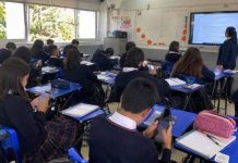 Jonathan Haidt pide a Sheinbaum prohibir celulares en escuelas y redes sociales antes de los 16 años