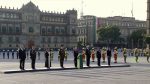 Zócalo guarda silencio por las víctimas del 19S; Sheinbaum iza bandera a media asta