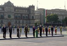 Zócalo guarda silencio por las víctimas del 19S; Sheinbaum iza bandera a media asta