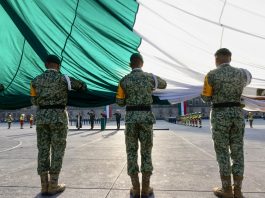 Zócalo guarda silencio por las víctimas del 19S; Sheinbaum iza bandera a media asta