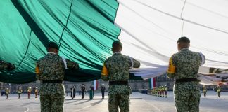 Zócalo guarda silencio por las víctimas del 19S; Sheinbaum iza bandera a media asta