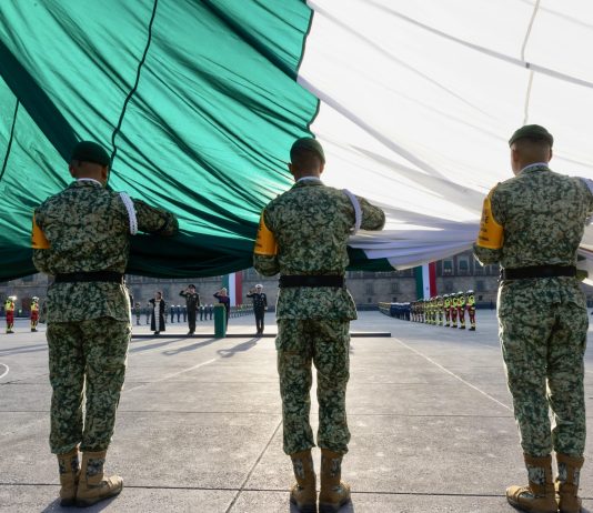 Zócalo guarda silencio por las víctimas del 19S; Sheinbaum iza bandera a media asta