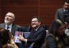 Pueblo llega al Senado antes que a las librerías: González Yáñez compra 20 ejemplares y los reparte entre legisladores