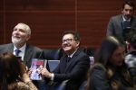 Pueblo llega al Senado antes que a las librerías: González Yáñez compra 20 ejemplares y los reparte entre legisladores