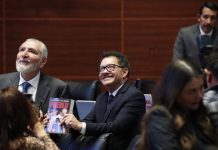 Pueblo llega al Senado antes que a las librerías: González Yáñez compra 20 ejemplares y los reparte entre legisladores