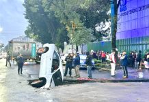 Socavón se traga automóvil en Tlatelolco; pavimento colapsa en zona de obras