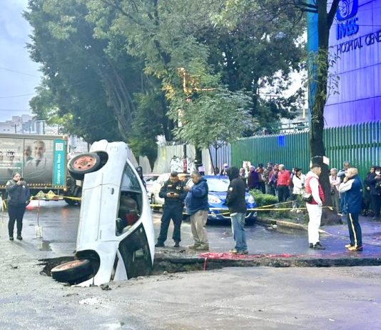 Socavón se traga automóvil en Tlatelolco; pavimento colapsa en zona de obras
